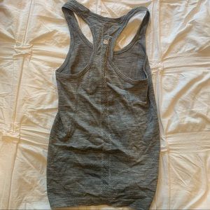 grey lululemon tank!